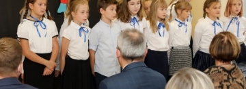 Występ dzieci podczas Dnia Edukacji Narodowej w Augustowie