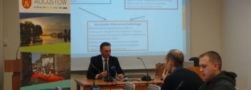 Zdjęcie z konferencji prasowej Rozstrzygnięcie sporu Urzędu Miejskiego w Augustowie i Starostwa Powiatowego w sprawie procedury zgłaszania modernizacji dróg miejskich