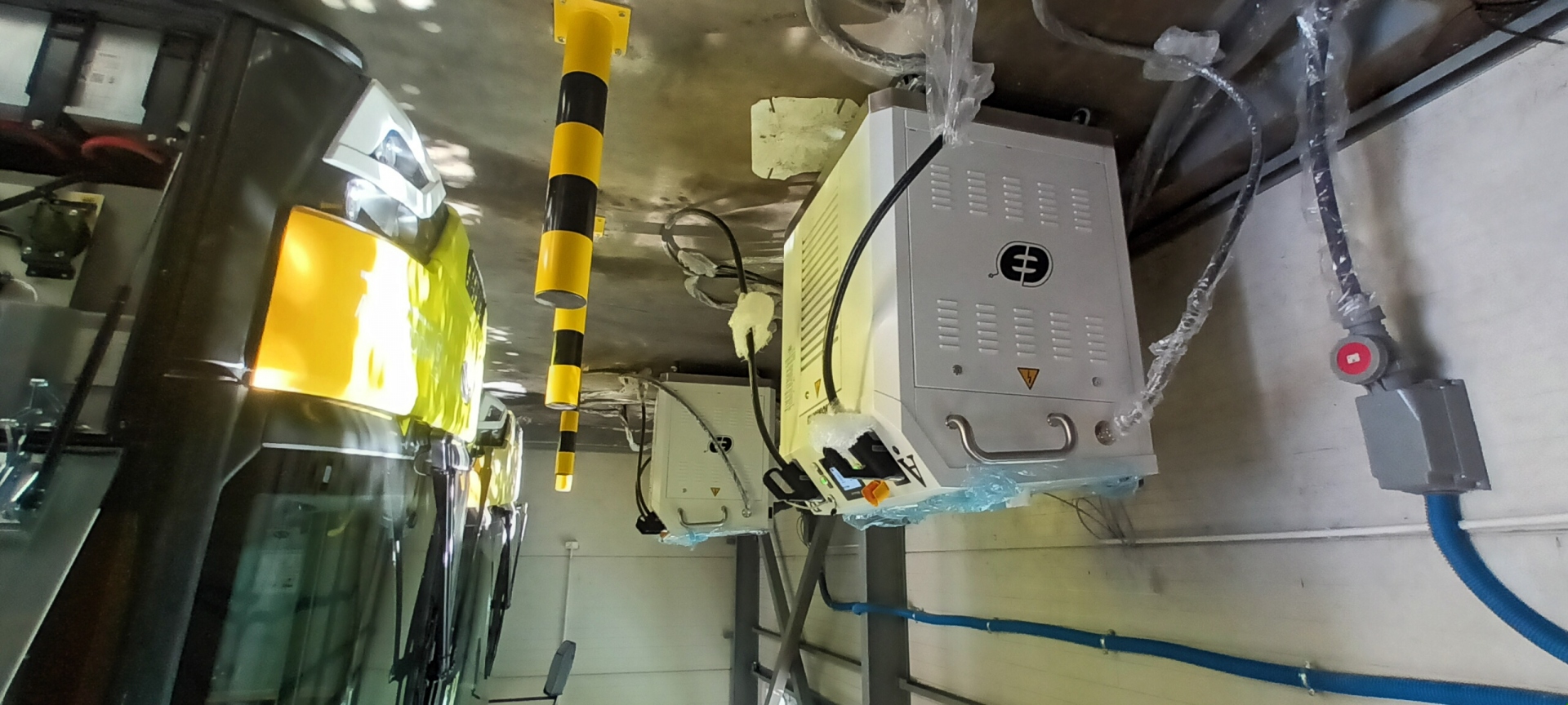 Dostawa trzech autobusów ze stacjami ładowania