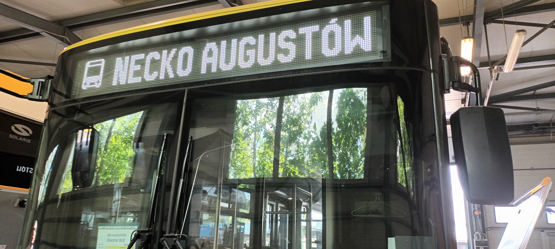 Dostawa trzech autobusów ze stacjami ładowania