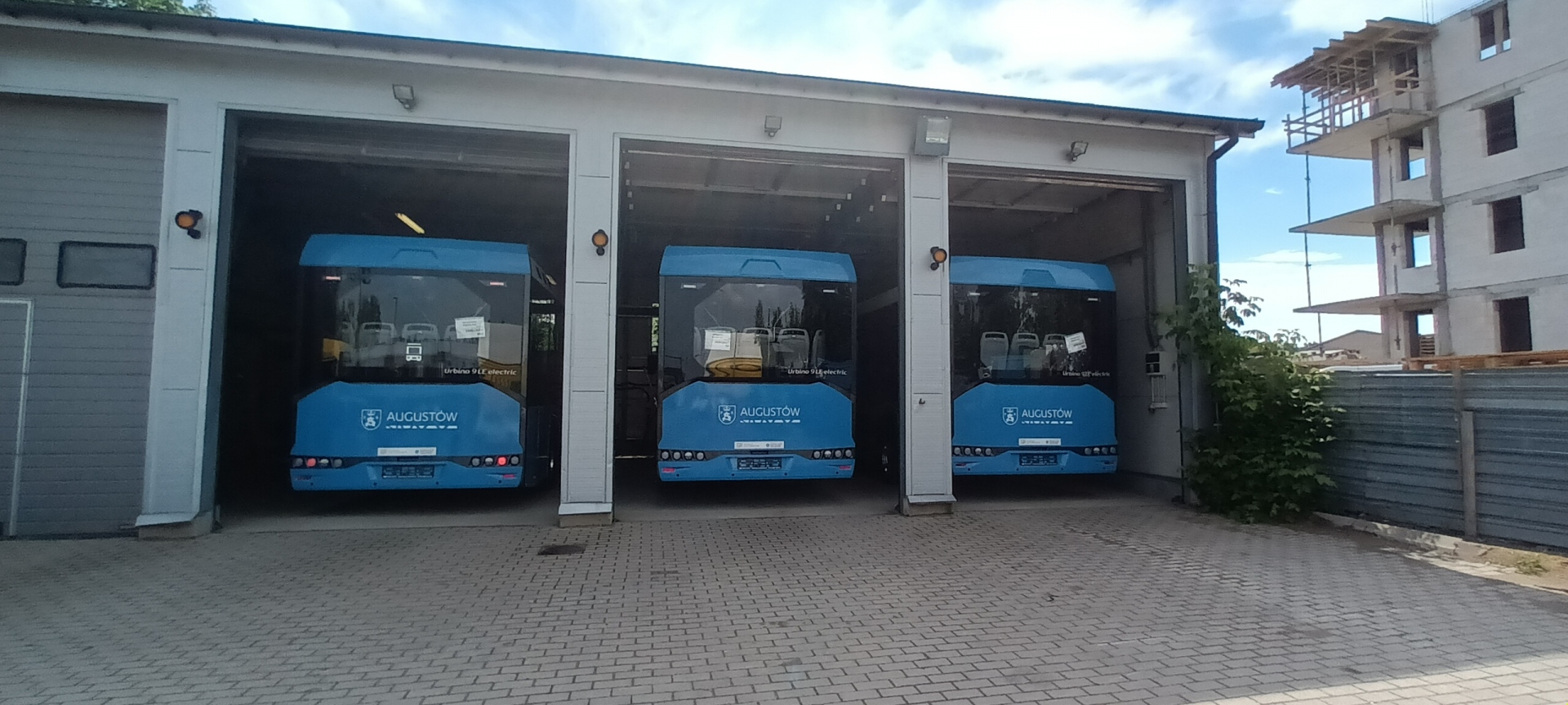 Dostawa trzech autobusów ze stacjami ładowania