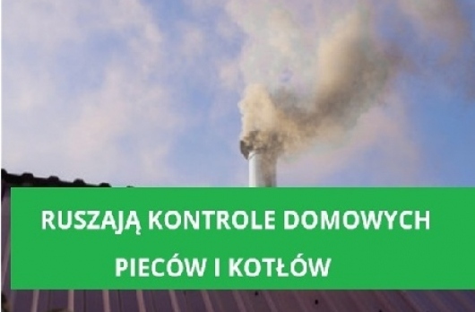 Zdjęcie dymiącego komina na tle nieba u dołu zielona ramka z napisem ruszają kontrole domowych pieców i kotłów 