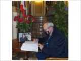 Burmistrz Augustowa podpisuje się w księdze kondolencyjnej