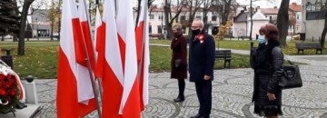 Delegacja reprezentująca władze miejskie składająca wiązankę pod pomnikiem na Rynku Zygmunta Augusta.