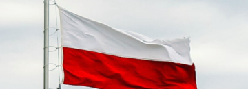 flaga polski na tle nieba