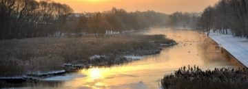 Wschód słońca nad rzeką Nettą w zimie