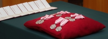 Medale za Długoletnie Pożycie Małżeńskie przypięte do czerwonej poduszeczki